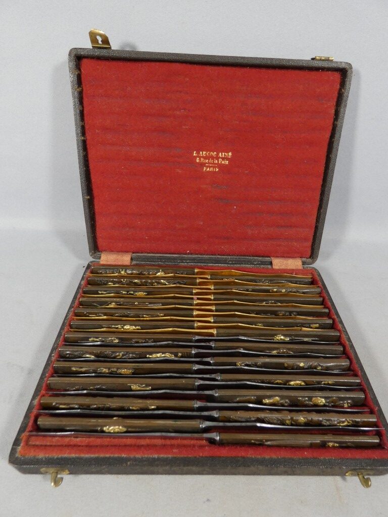 Service de 24 couteaux japonais en bronze patiné et doré, époque Meiji – coffret Aucoc Aîné – Image 4