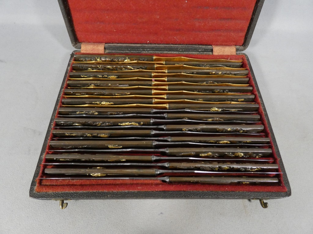 Service de 24 couteaux japonais en bronze patiné et doré, époque Meiji – coffret Aucoc Aîné – Image 24