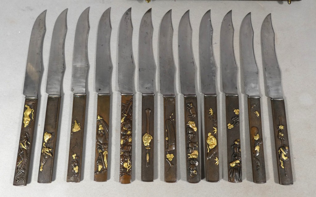 Service de 24 couteaux japonais en bronze patiné et doré, époque Meiji – coffret Aucoc Aîné – Image 7