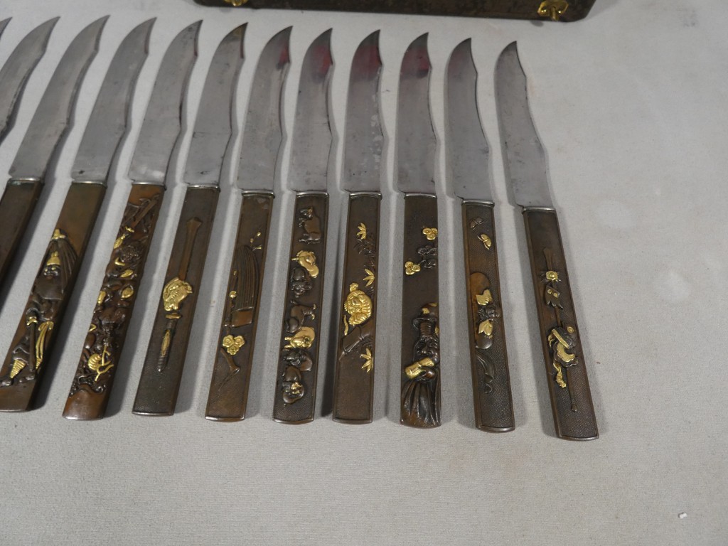 Service de 24 couteaux japonais en bronze patiné et doré, époque Meiji – coffret Aucoc Aîné – Image 8