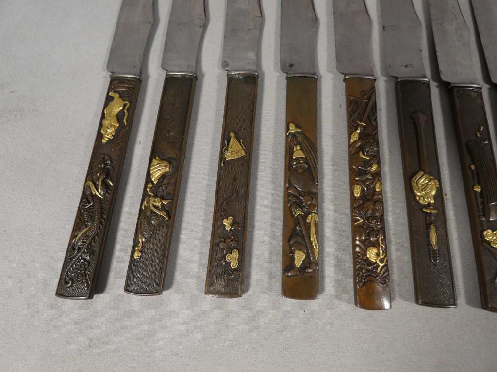 Service de 24 couteaux japonais en bronze patiné et doré, époque Meiji – coffret Aucoc Aîné – Image 9