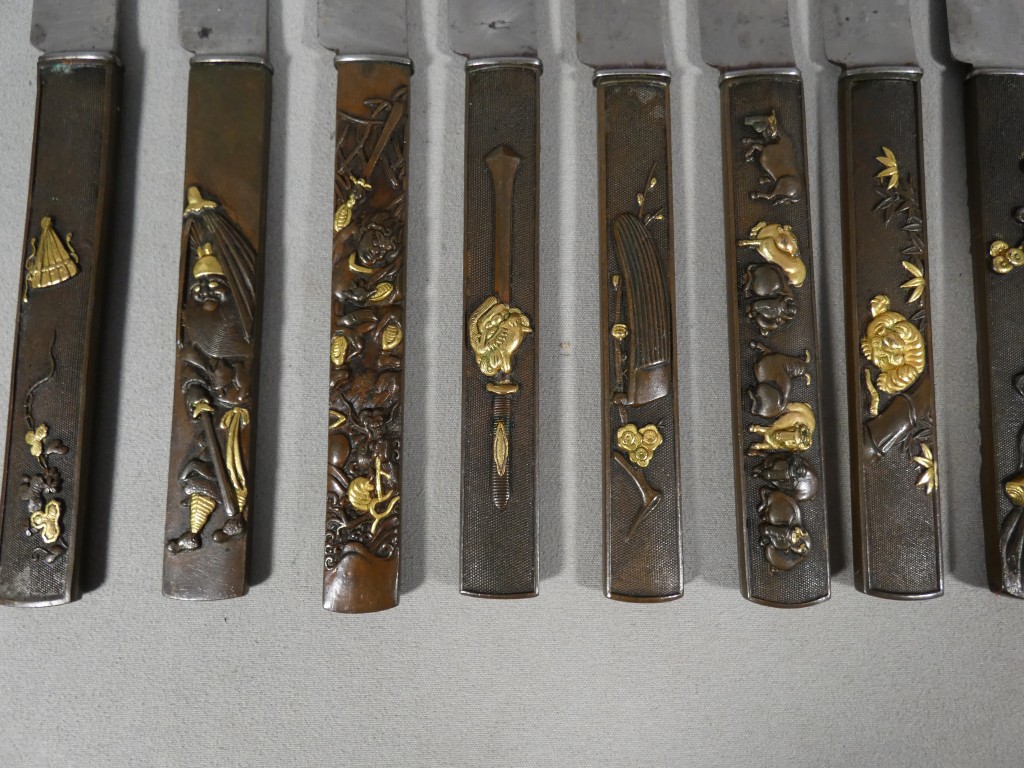 Service de 24 couteaux japonais en bronze patiné et doré, époque Meiji – coffret Aucoc Aîné – Image 11