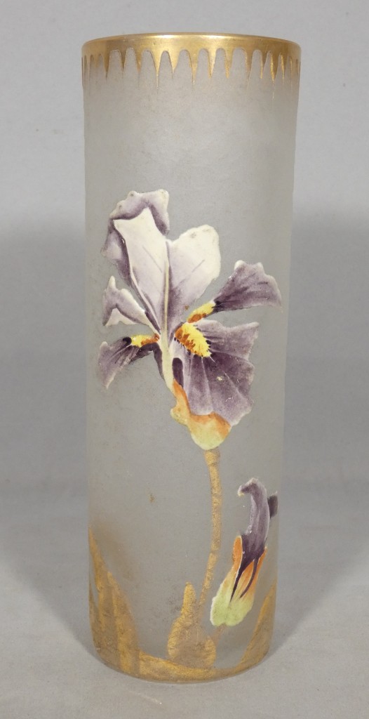 Vase rouleau en verre givré à décor émaillé d’iris et rehauts dorés – Époque Art nouveau 1910