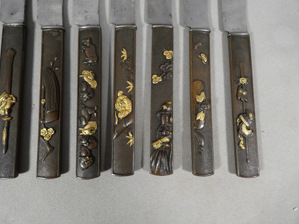 Service de 24 couteaux japonais en bronze patiné et doré, époque Meiji – coffret Aucoc Aîné – Image 12