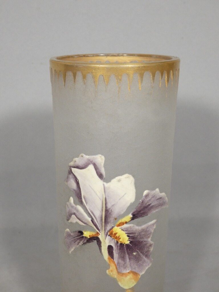 Vase rouleau en verre givré à décor émaillé d’iris et rehauts dorés – Époque Art nouveau 1910 – Image 2
