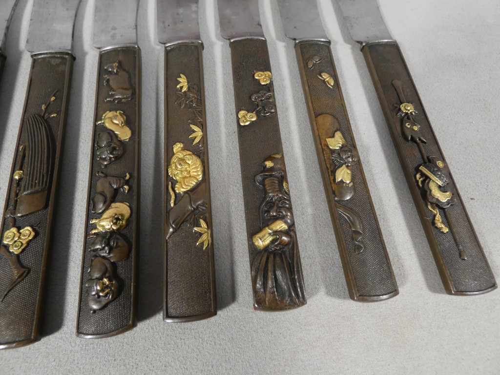 Service de 24 couteaux japonais en bronze patiné et doré, époque Meiji – coffret Aucoc Aîné – Image 13