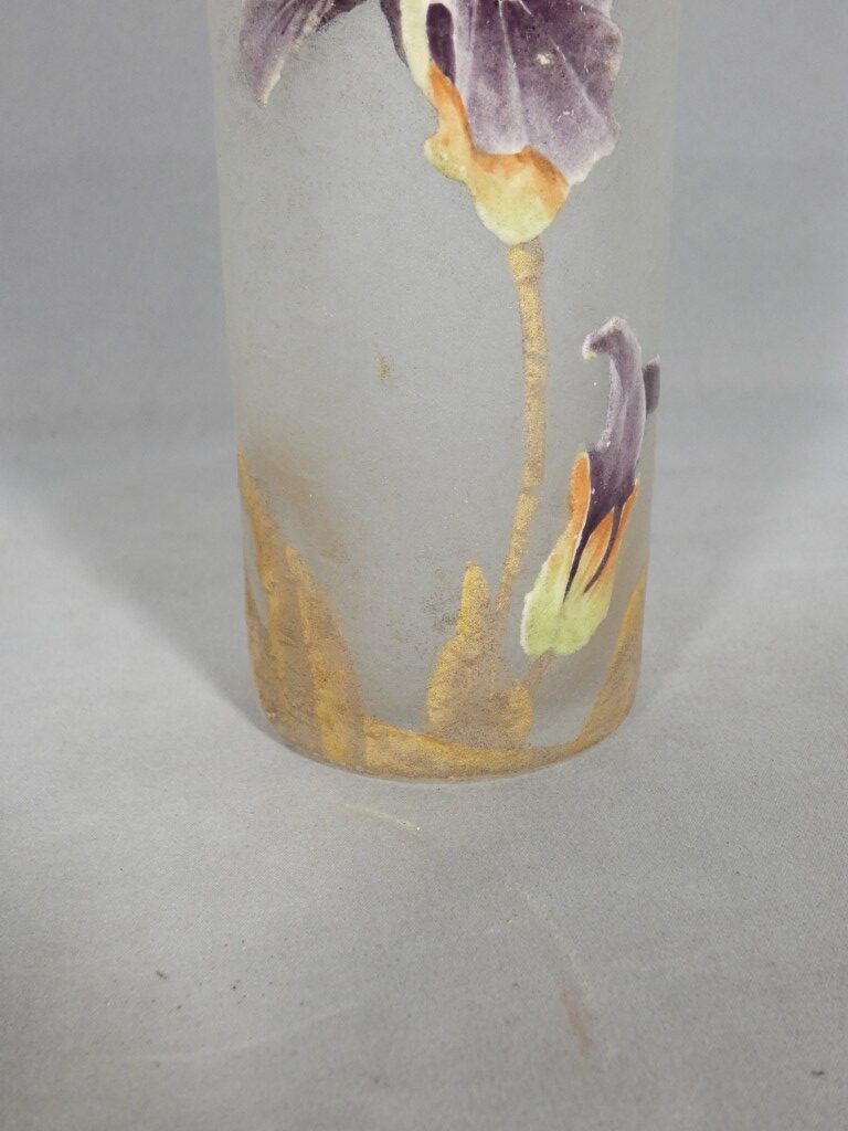 Vase rouleau en verre givré à décor émaillé d’iris et rehauts dorés – Époque Art nouveau 1910 – Image 3