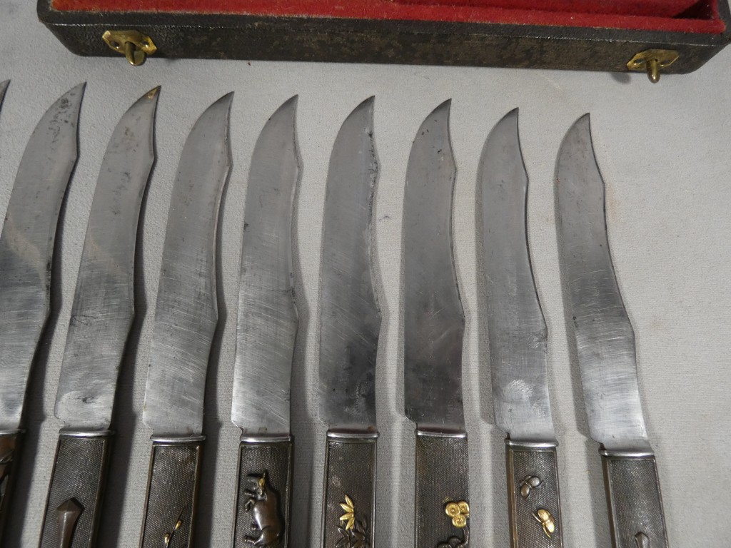 Service de 24 couteaux japonais en bronze patiné et doré, époque Meiji – coffret Aucoc Aîné – Image 14