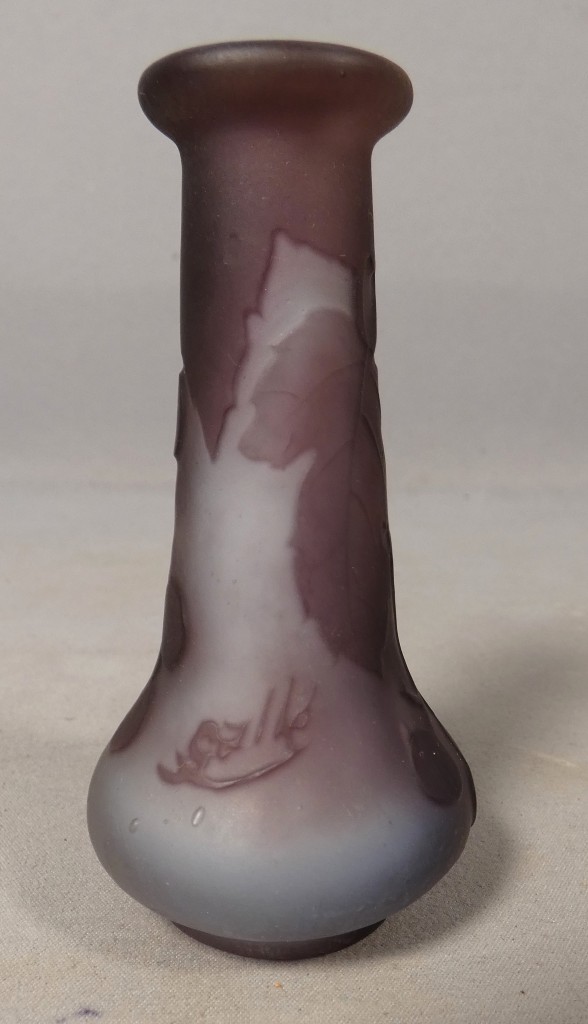 Gallé – Vase miniature Art Nouveau à décor de vigne et grappes de raisin – Image 2