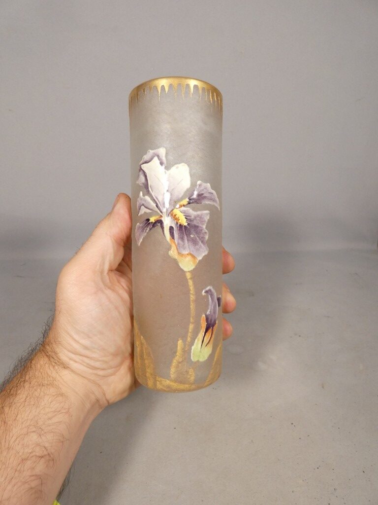 Vase rouleau en verre givré à décor émaillé d’iris et rehauts dorés – Époque Art nouveau 1910 – Image 4