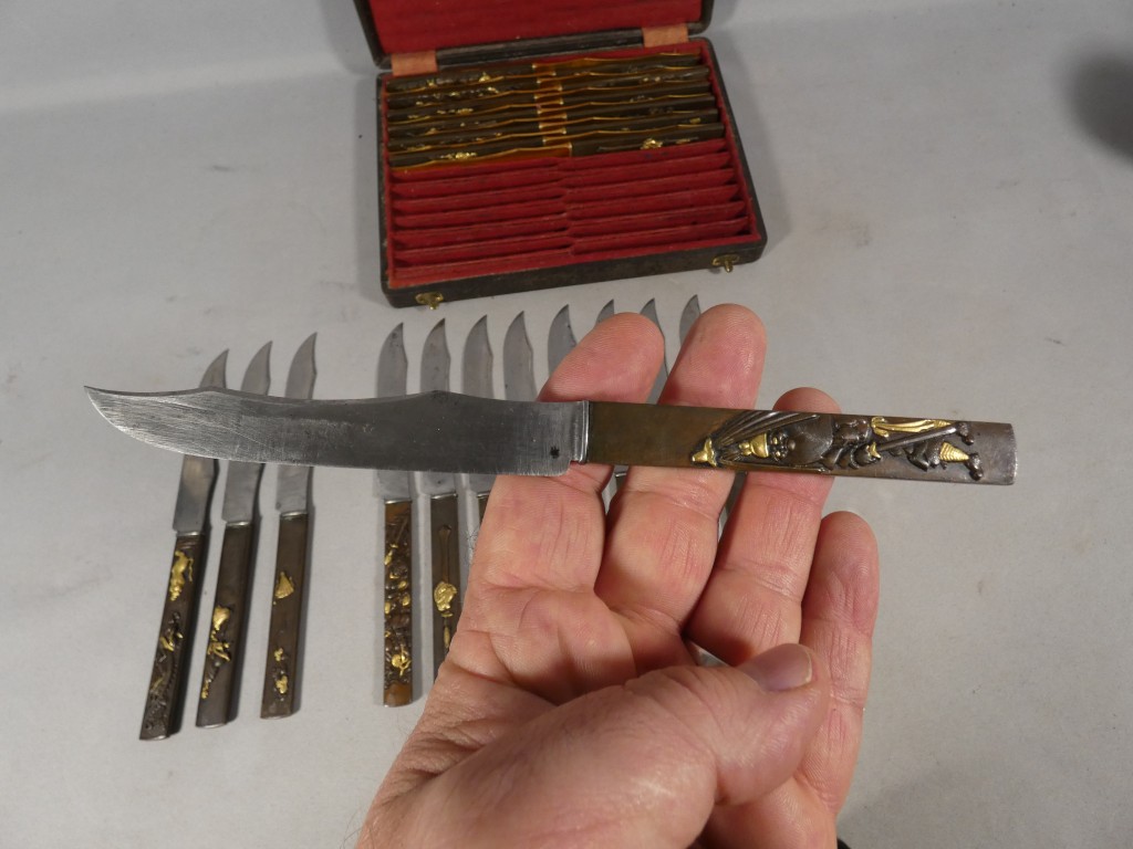 Service de 24 couteaux japonais en bronze patiné et doré, époque Meiji – coffret Aucoc Aîné – Image 15