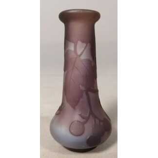 Gallé – Vase miniature Art Nouveau à décor de vigne et grappes de raisin