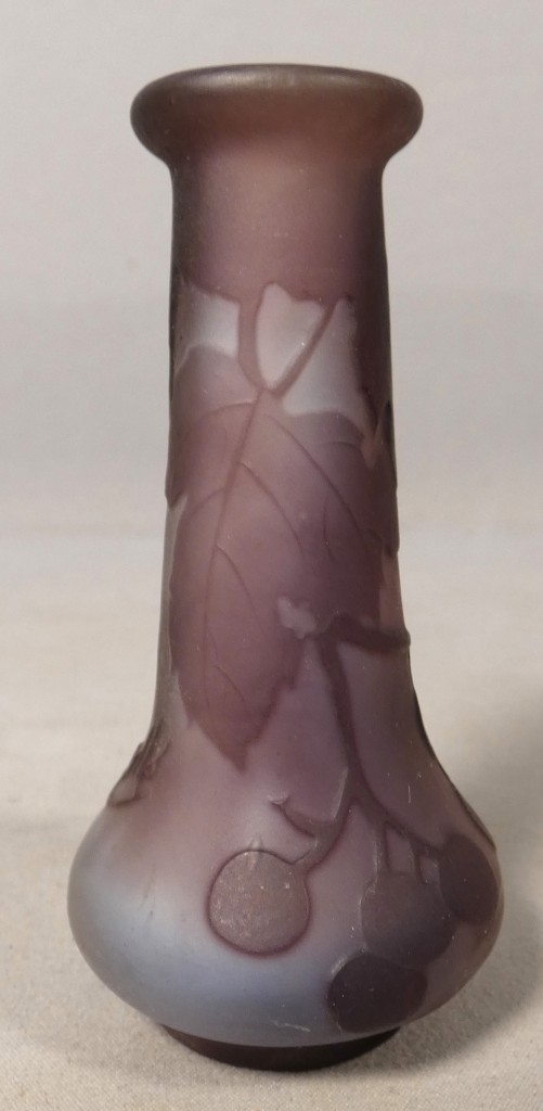 Gallé – Vase miniature Art Nouveau à décor de vigne et grappes de raisin