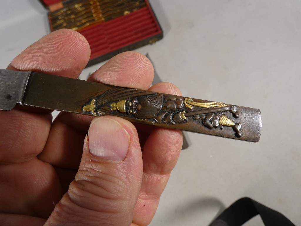 Service de 24 couteaux japonais en bronze patiné et doré, époque Meiji – coffret Aucoc Aîné – Image 16