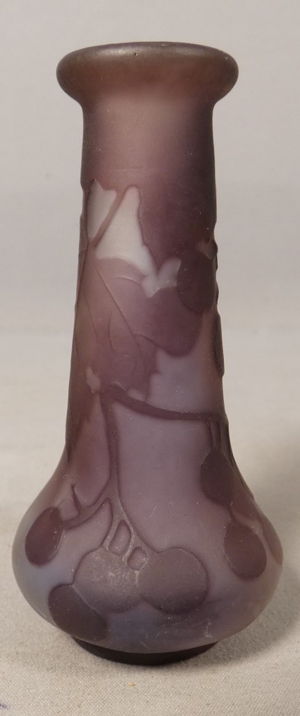 Gallé – Vase miniature Art Nouveau à décor de vigne et grappes de raisin – Image 3