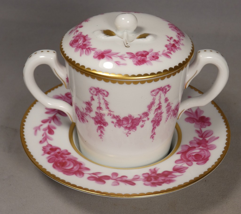 Tasse trembleuse couverte et sa soucoupe – décor Louis XV – Ancienne Manufacture Royale Limoges – Image 2