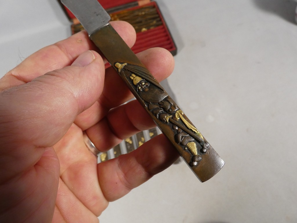 Service de 24 couteaux japonais en bronze patiné et doré, époque Meiji – coffret Aucoc Aîné – Image 17