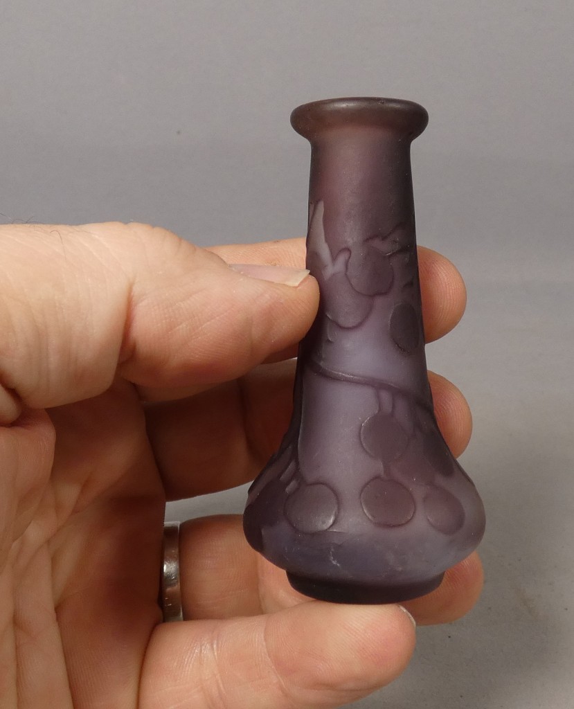 Gallé – Vase miniature Art Nouveau à décor de vigne et grappes de raisin – Image 4