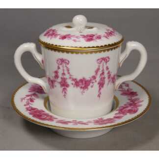 Tasse trembleuse couverte et sa soucoupe – décor Louis XV – Ancienne Manufacture Royale Limoges