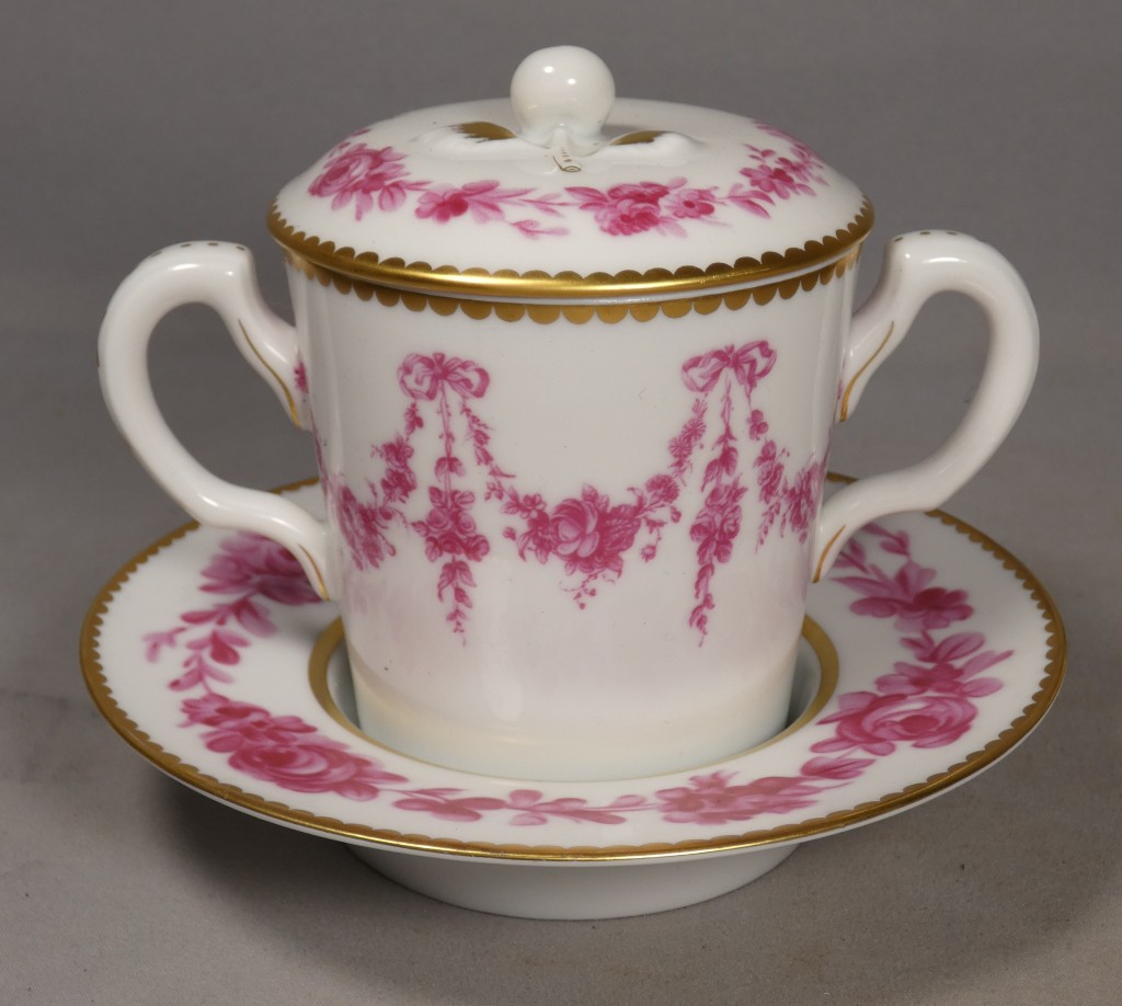 Tasse trembleuse couverte et sa soucoupe – décor Louis XV – Ancienne Manufacture Royale Limoges