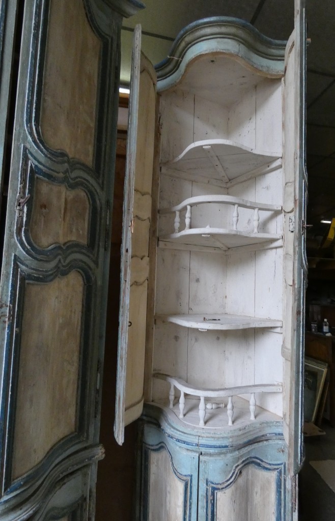 Exceptionnelle paire d'encoignures monumentales de boiserie d'époque Louis XV – XVIIIe siècle – Image 23