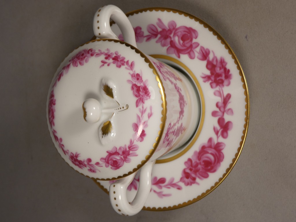 Tasse trembleuse couverte et sa soucoupe – décor Louis XV – Ancienne Manufacture Royale Limoges – Image 3