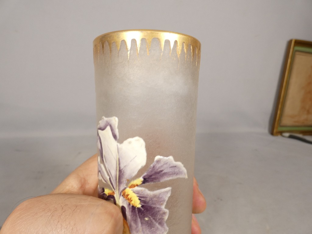 Vase rouleau en verre givré à décor émaillé d’iris et rehauts dorés – Époque Art nouveau 1910 – Image 8