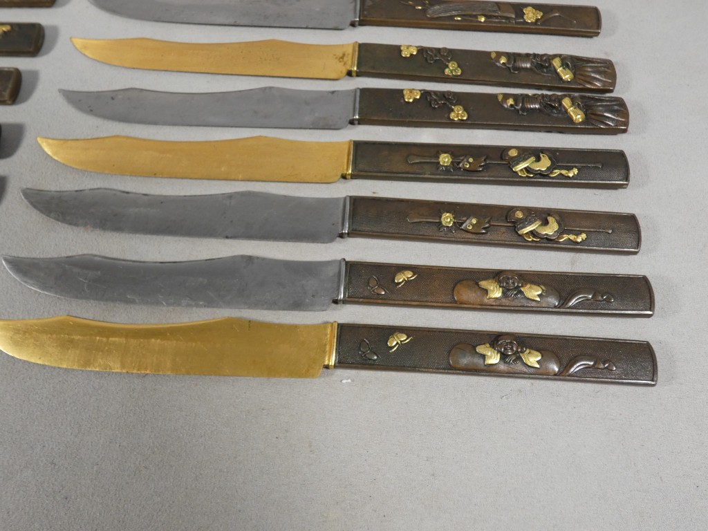 Service de 24 couteaux japonais en bronze patiné et doré, époque Meiji – coffret Aucoc Aîné – Image 18