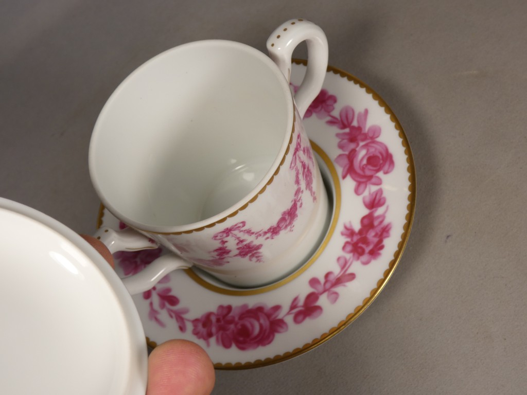 Tasse trembleuse couverte et sa soucoupe – décor Louis XV – Ancienne Manufacture Royale Limoges – Image 4
