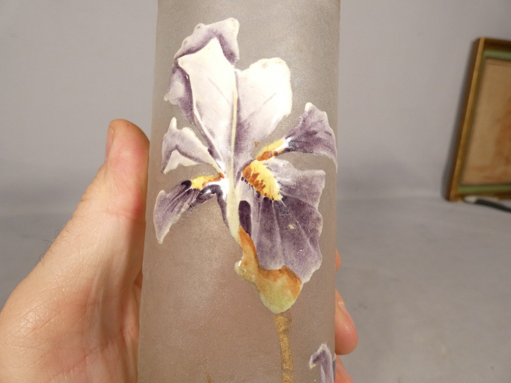 Vase rouleau en verre givré à décor émaillé d’iris et rehauts dorés – Époque Art nouveau 1910 – Image 9