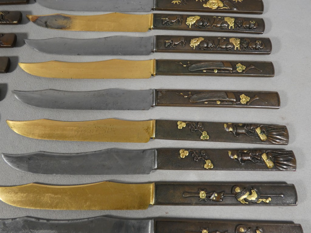 Service de 24 couteaux japonais en bronze patiné et doré, époque Meiji – coffret Aucoc Aîné – Image 19