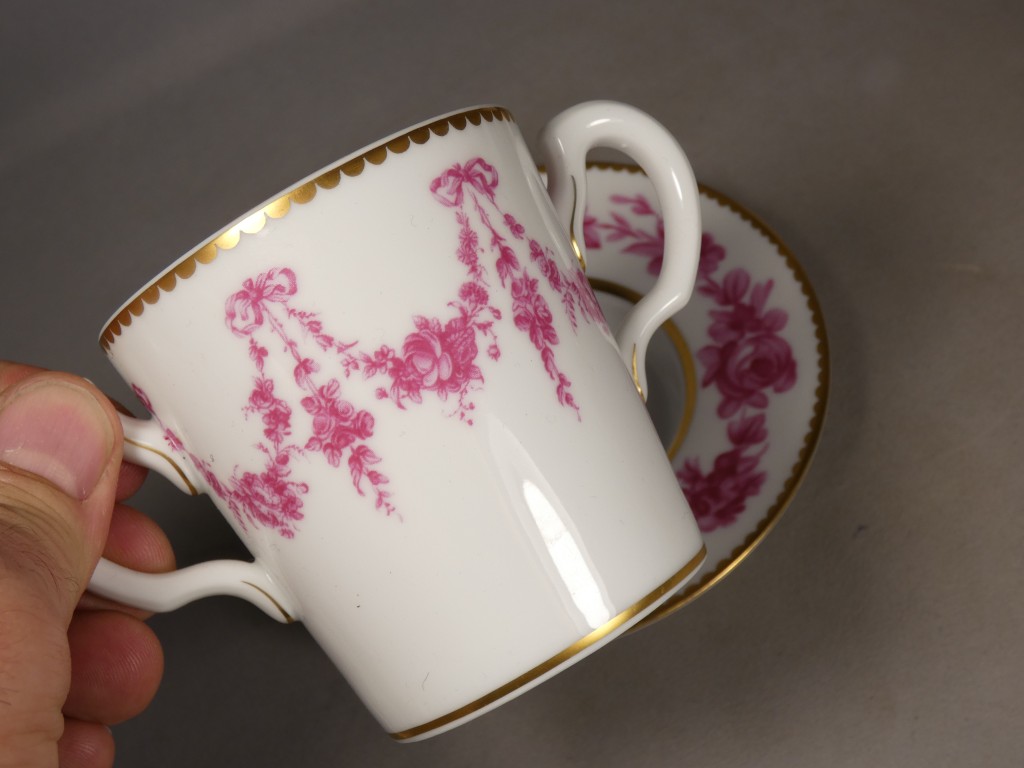 Tasse trembleuse couverte et sa soucoupe – décor Louis XV – Ancienne Manufacture Royale Limoges – Image 5