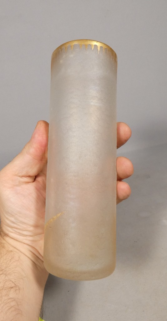 Vase rouleau en verre givré à décor émaillé d’iris et rehauts dorés – Époque Art nouveau 1910 – Image 10