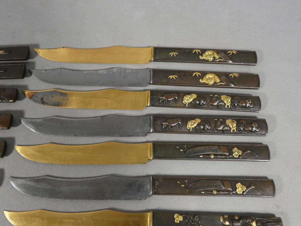 Service de 24 couteaux japonais en bronze patiné et doré, époque Meiji – coffret Aucoc Aîné – Image 20