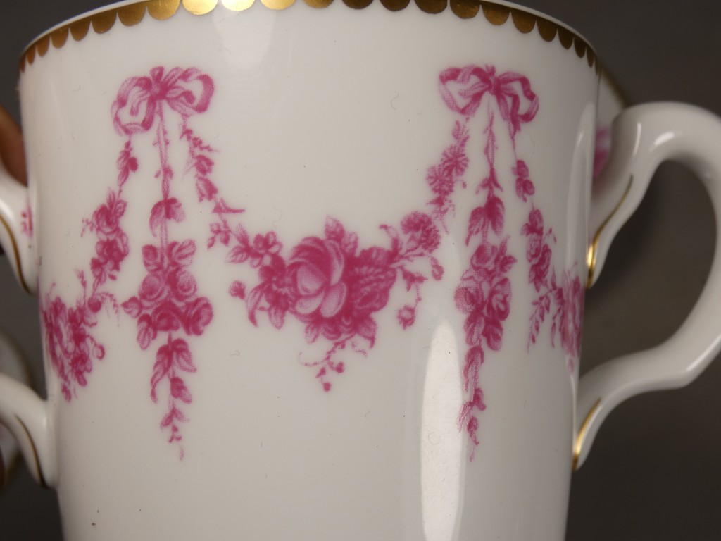 Tasse trembleuse couverte et sa soucoupe – décor Louis XV – Ancienne Manufacture Royale Limoges – Image 6