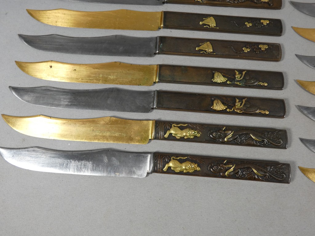 Service de 24 couteaux japonais en bronze patiné et doré, époque Meiji – coffret Aucoc Aîné – Image 21