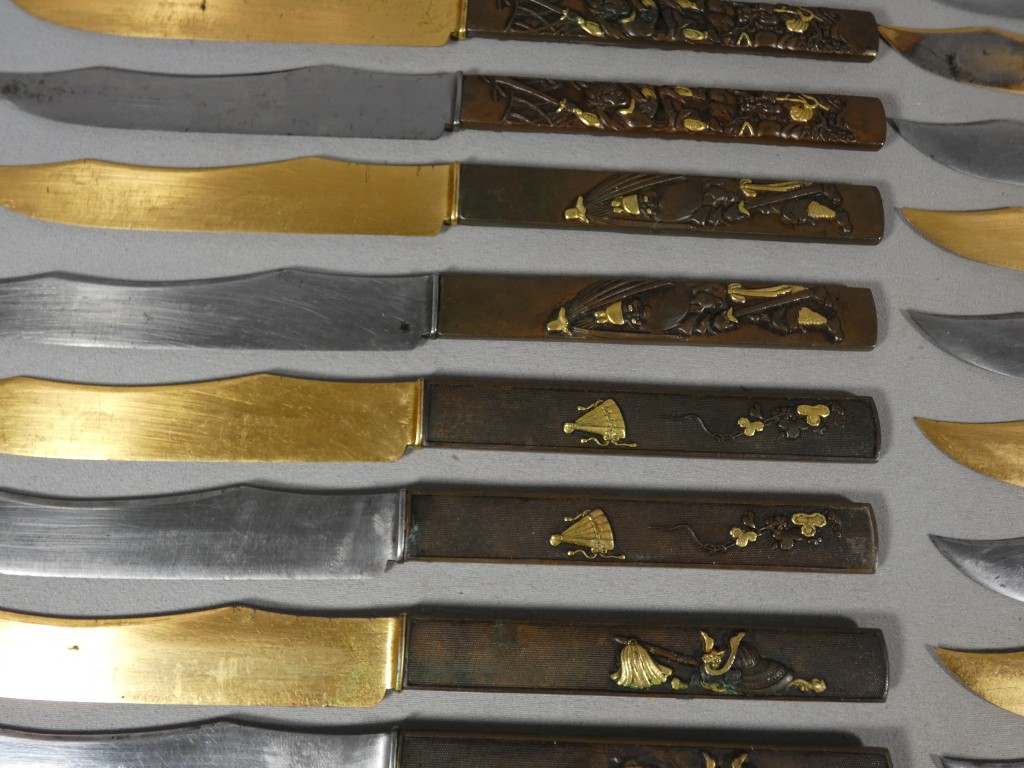 Service de 24 couteaux japonais en bronze patiné et doré, époque Meiji – coffret Aucoc Aîné – Image 22