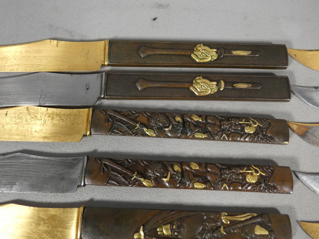 Service de 24 couteaux japonais en bronze patiné et doré, époque Meiji – coffret Aucoc Aîné – Image 10
