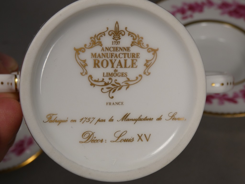 Tasse trembleuse couverte et sa soucoupe – décor Louis XV – Ancienne Manufacture Royale Limoges – Image 8