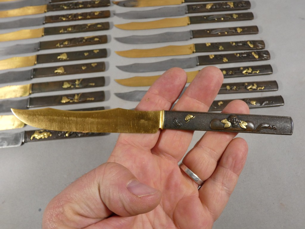 Service de 24 couteaux japonais en bronze patiné et doré, époque Meiji – coffret Aucoc Aîné – Image 23