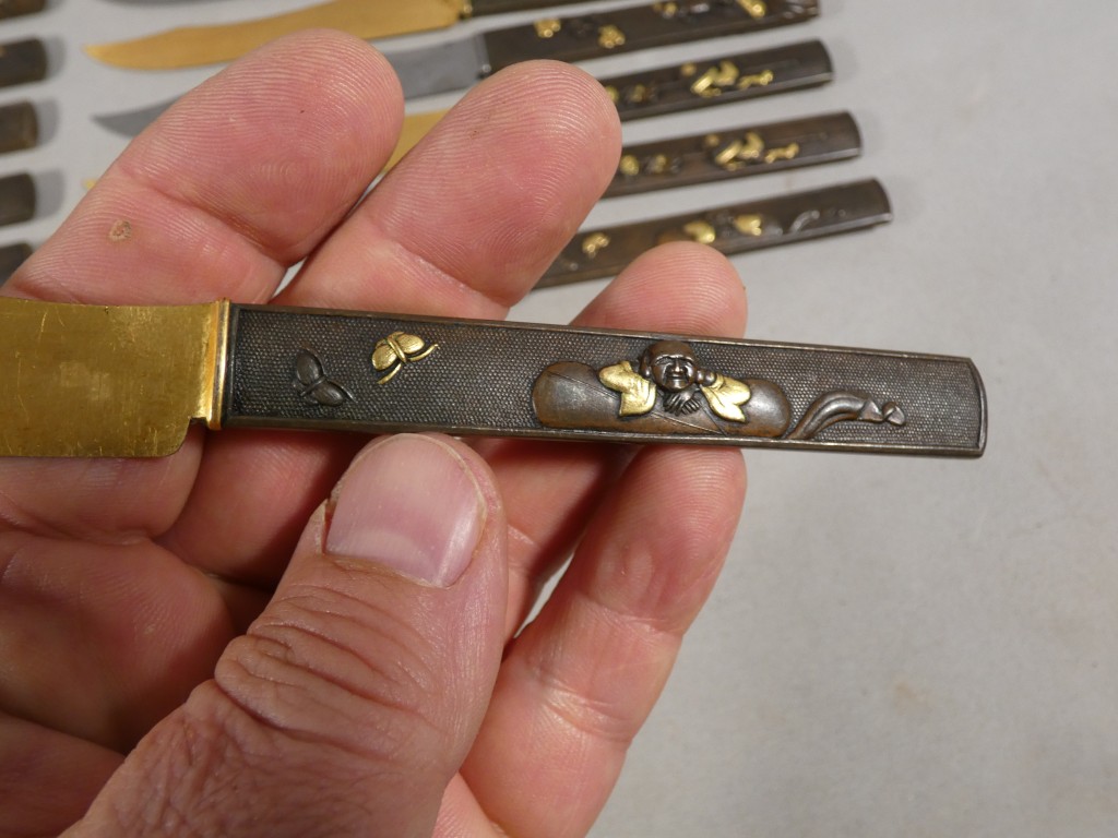 Service de 24 couteaux japonais en bronze patiné et doré, époque Meiji – coffret Aucoc Aîné – Image 3