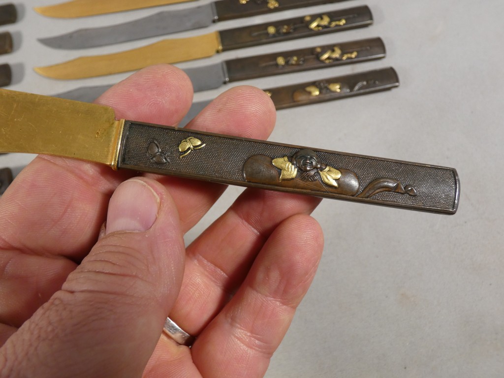 Service de 24 couteaux japonais en bronze patiné et doré, époque Meiji – coffret Aucoc Aîné – Image 5