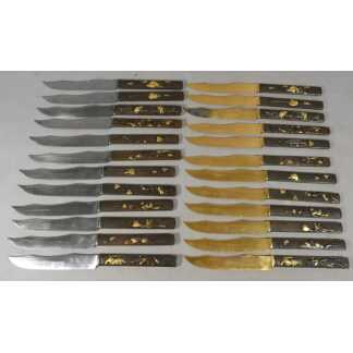 Service de 24 couteaux japonais en bronze patiné et doré, époque Meiji – coffret Aucoc Aîné