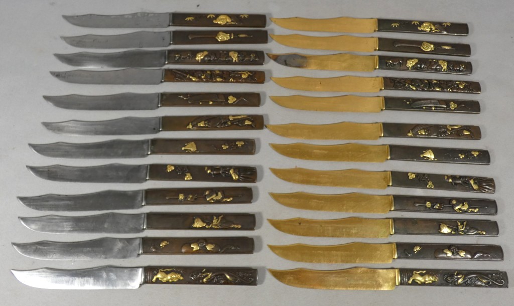 Service de 24 couteaux japonais en bronze patiné et doré, époque Meiji – coffret Aucoc Aîné