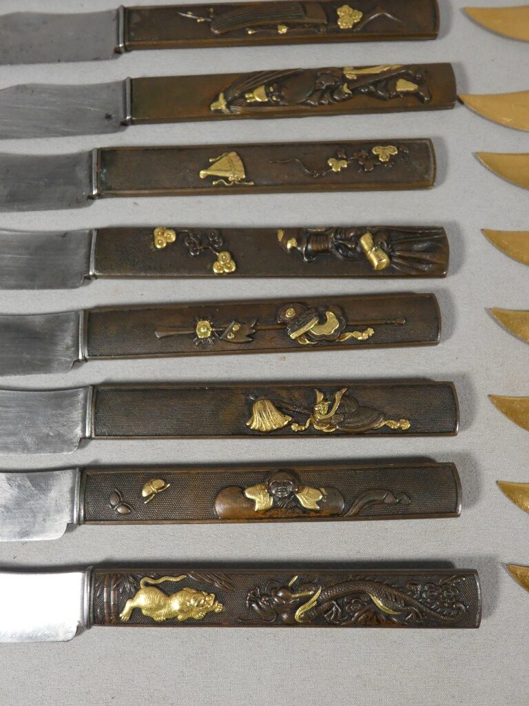 Service de 24 couteaux japonais en bronze patiné et doré, époque Meiji – coffret Aucoc Aîné – Image 25