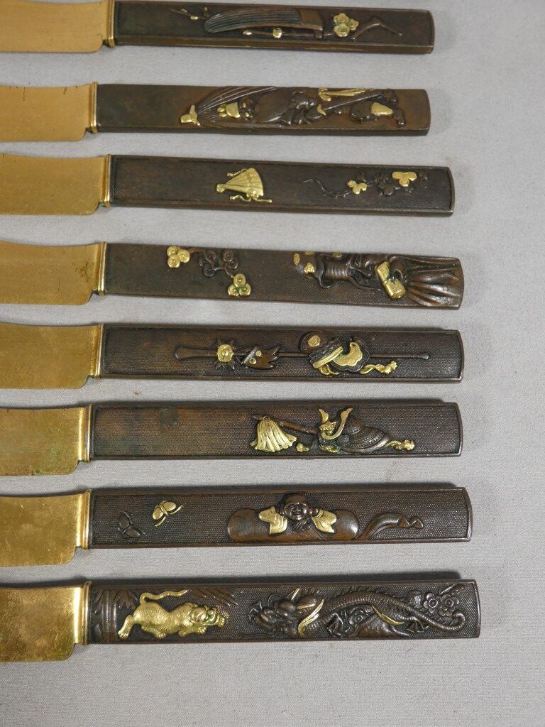Service de 24 couteaux japonais en bronze patiné et doré, époque Meiji – coffret Aucoc Aîné – Image 6