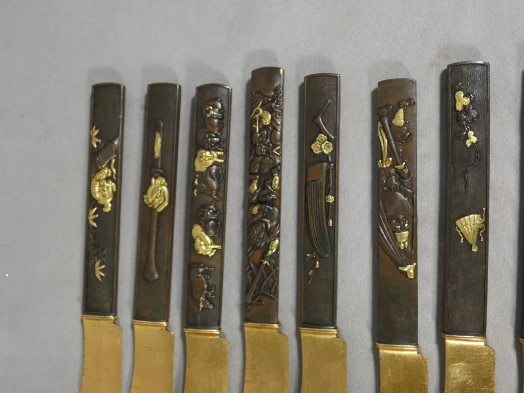Service de 24 couteaux japonais en bronze patiné et doré, époque Meiji – coffret Aucoc Aîné – Image 26