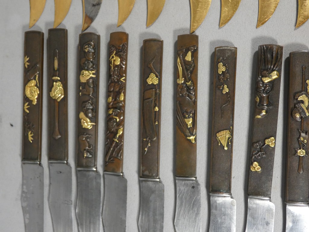 Service de 24 couteaux japonais en bronze patiné et doré, époque Meiji – coffret Aucoc Aîné – Image 27