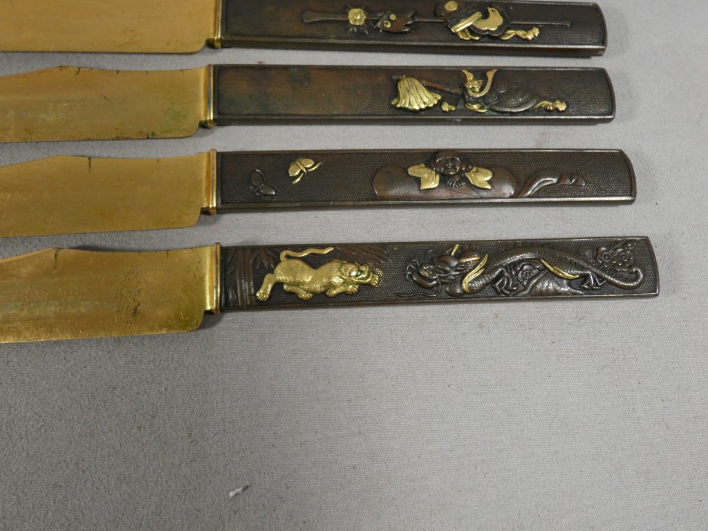 Service de 24 couteaux japonais en bronze patiné et doré, époque Meiji – coffret Aucoc Aîné – Image 28