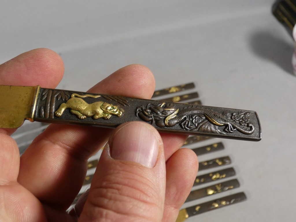 Service de 24 couteaux japonais en bronze patiné et doré, époque Meiji – coffret Aucoc Aîné – Image 29